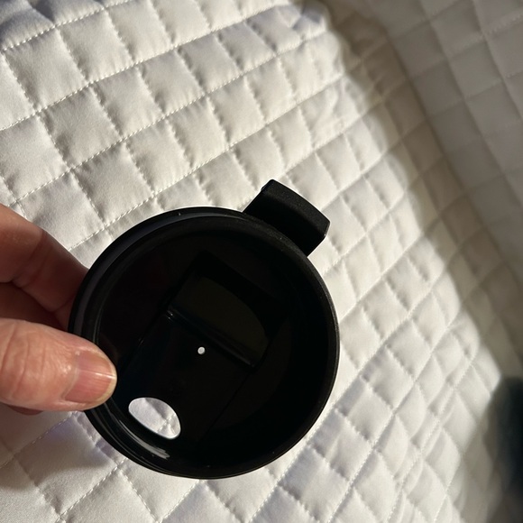 Eddie Bauer 7.5” For hot/cold beverages w/black 3” screwtop/snap top closure. - Picture 8 of 8